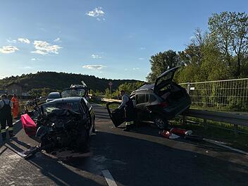 Tödlicher Unfall in Unterfranken: Zwei Personen sterben nach Frontalzusammenstoß