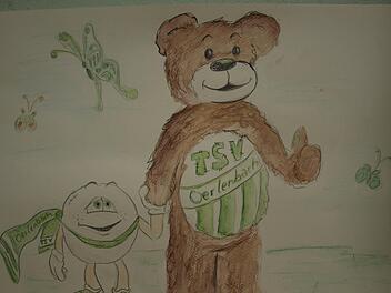 Aus zwei Vorschlägen wurde eine möglicher Favorit für ein TSV-Maskottchen. Marlon Kuhn hat den Bären gemalt, Aileen Johannes den Apfel. Ein Grafikerin hat beide Bilder vereint.  Fotos: Stefan Geiger