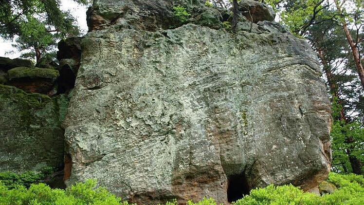 Der Veitenstein mit dem Querkelesloch. Foto: Sabine Meißner