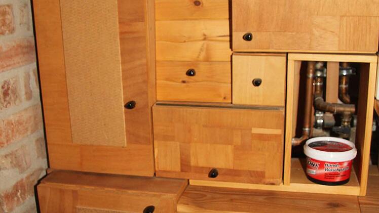 Die Heizung ist hinter diesem kunstvollen Schrank und Kästchen-Wirrwarr versteckt. Foto: Sonja Adam