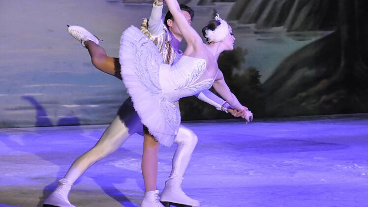 Perfektion auf dem Eis bot das St. Petersburger Eisballett bei "Schwanensee" in der Bad Kissinger Eishalle. Foto: Klopf