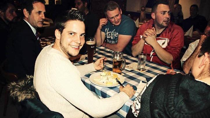 Sebastian Dassler lässt sich den Hering bei der CSU schmecken