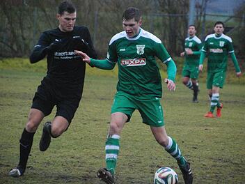 Der Großbardorfer Björn Schönwiesner (rechts) verteidigt den Ball gegen einen Lehnerzer Spieler. Foto: Günter Madrenas