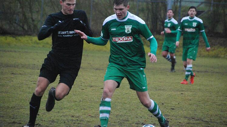 Der Großbardorfer Björn Schönwiesner (rechts) verteidigt den Ball gegen einen Lehnerzer Spieler. Foto: Günter Madrenas
