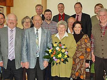 Das Jubelpaar Heinz und Lore Münch (Mitte, vorn) im Kreise von Familienmitgliedern und vielen Gratulanten, darunter stellvertretend für den Landrat Bernd Steger (2. v. l.), Dritte Bürgermeisterin Helga Mück (3. v. l.) und Erster Bürgermeister Herbert Schneider (hinten links) Foto: Andrea Hänel