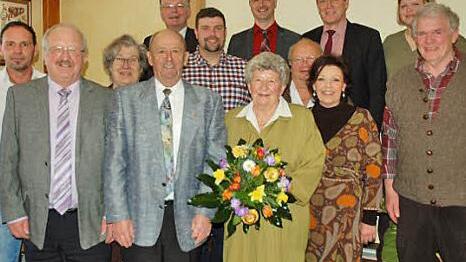 Das Jubelpaar Heinz und Lore Münch (Mitte, vorn) im Kreise von Familienmitgliedern und vielen Gratulanten, darunter stellvertretend für den Landrat Bernd Steger (2. v. l.), Dritte Bürgermeisterin Helga Mück (3. v. l.) und Erster Bürgermeister Herbert Schneider (hinten links) Foto: Andrea Hänel