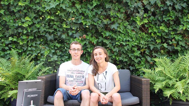 Tobias und Johanna Schrimpl - ein außergewöhnliches Geschwisterpaar: Die beiden schafften das Abitur mit 1,0. Er auf dem Gymnasium Alexandrinum, sie im Albertinum. Fotos: Christiane Lehmann