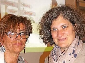 Die Regionalvorsitzende des Katholischen Frauenbundes Marianne Hillenbrand dankte der Referentin Nike Klüber für ihren Vortrag zum Thema "Fremde Heimat" beim Regionalen Bildungsabend.  Foto: Marion Eckert