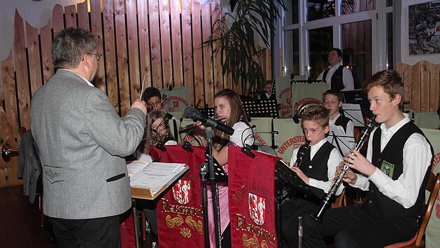 Nachwuchssorgen hat die Untersteinacher Blasmusik nicht. Lothar Huber pr&auml;sentierte den Bl&auml;sernachwuchs beim vorweihnachtlichen Konzert. Foto: Sonny Adam