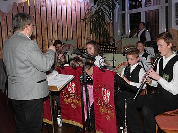 Nachwuchssorgen hat die Untersteinacher Blasmusik nicht. Lothar Huber präsentierte den Bläsernachwuchs beim vorweihnachtlichen Konzert. Foto: Sonny Adam
