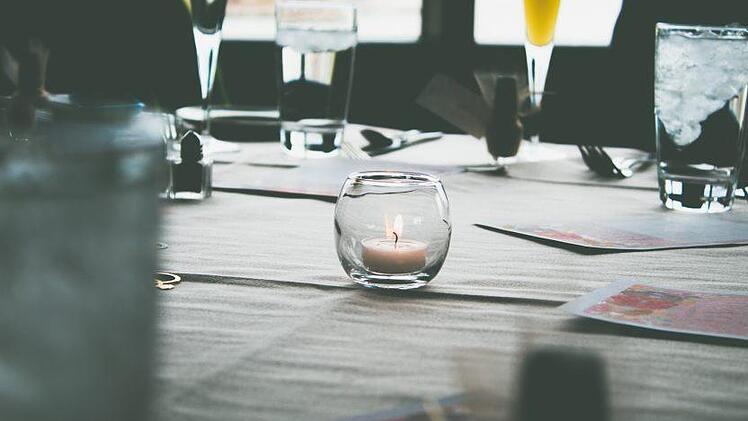 Den Abend verbrachte der Mann in Hof (Saale) allein. Symbolfoto: pixabay