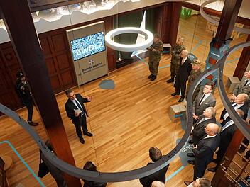 Gerhard Gremminger, stellvertretender Leiter des Dienstleistungszentrums, empfängt die Gäste im Foyer des Jägercasinos.Foto: Arkadius Guzy