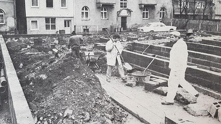 Auf dem ehemaligen Alberti-Parkplatz in Coburg wird das Fundament für ein provisorisches Kaufhaus gelegt.Foto: CT-Archiv/Klüglein