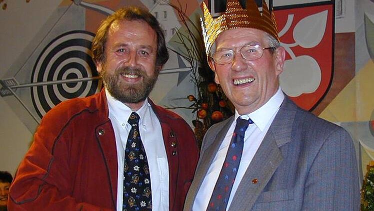 Hans Deuerlein als "König vom Oberland" an seinem 80. Geburtstag (1999), gekrönt vom damaligen Landrat Reinhardt Glauber Foto: löw