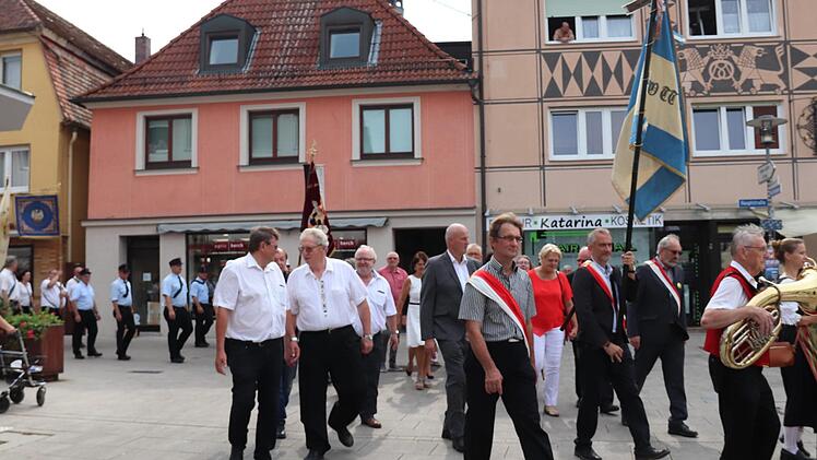 Zug zum Festplatz    Foto: Johanna Blum