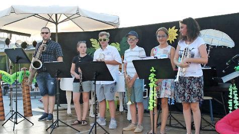 Die Bläsergruppe der Schule eröffnete das 1. Open-Air-Konzert.