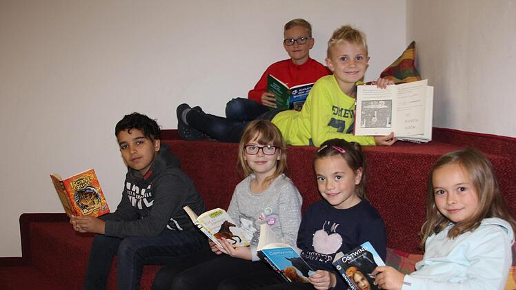 Spielend mit den Buchstaben lesen und Sätze bilden lernen. Im Bild von links, sitzend: Husain Ali Aloush, Leonie Nemitz, Lara Neubauer, Emma Vetter, oben liegend: Moritz Föhrweiser und Nick BrummerVeronika Schadeck