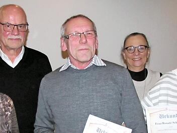 Ehrungen beim Bürgerverein Ketschendorf (von links): Irmgard Steib, Hermann Ludloff und Renate Schmiedel; hinten: Herbert Weinert und Petra Heeb, die weiterhin an der Spitze des Bürgervereins stehen.  Foto: Martin Koch