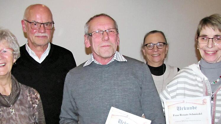 Ehrungen beim Bürgerverein Ketschendorf (von links): Irmgard Steib, Hermann Ludloff und Renate Schmiedel; hinten: Herbert Weinert und Petra Heeb, die weiterhin an der Spitze des Bürgervereins stehen.  Foto: Martin Koch