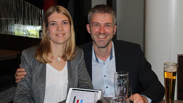 Er ist der klare Favorit: Jochen Vogel mit seiner Frau Claudia kurz nach der Bekanntgabe des vorläufigen Ergebnisses. Foto: Ulrike Müller