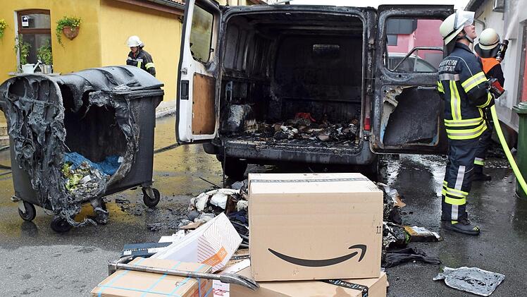 Die große Hitze ließ die Mülltonnen teilweise verschmoren.