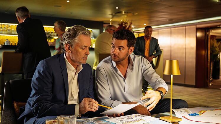 Der Landschaftsg&auml;rtner Basti Kugler (Max K&ouml;nig, rechts) soll auf Bora Bora ein Grundst&uuml;ck finden, auf dem Ulrich von Stein (Timothy Peach) einen Korallengarten zum Naturschutz anlegen kann.