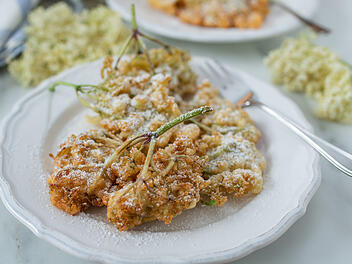 In Teig frittierte Holunderbl&uuml;ten