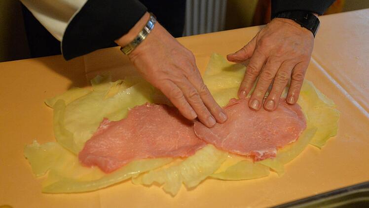 Dann, eine kleine Variante: Anstatt das Schweinefleisch klein zu schneiden und wie im Originalrezept unter die Füllung zu mischen, kommt feines Schweineschnitzel auf das Krautbett. Foto: Ronald Rinklef