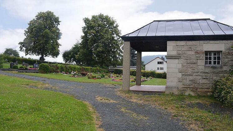 Friedhofsgebühren werden in Weißenbrunn wesentlich teurer. Fotos: Karl-Heinz Hofmann