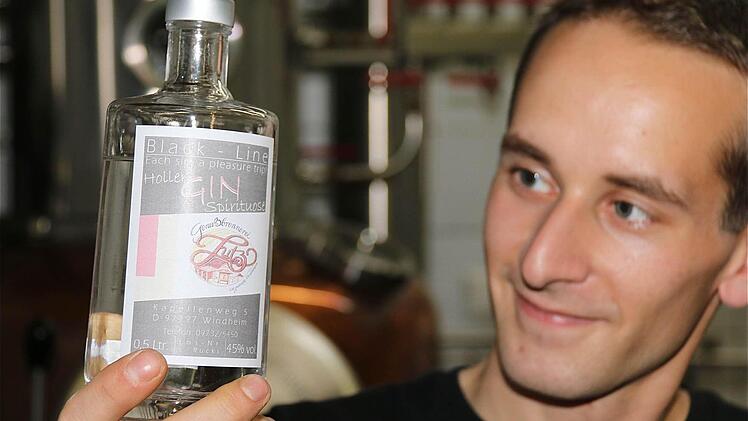 Genussbrenner Andreas Lutz mit dem Rhöner Holler-Gin. Foto: Gerd Schaar