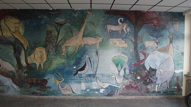 Im Jahr 1963 schuf Hubert Weber dieses Kunstwerk in Wachs-Spachtel-Technik (Enthaustik-Technik) in der damaligen Schule Tschirn. Das Bild zeigt den rechten Teil des Kunstwerks.  Foto: Friedwald Schedel