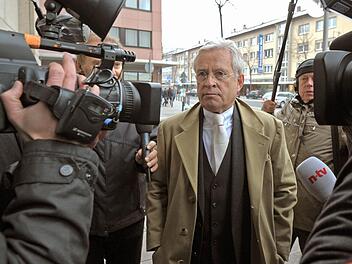 Verteidiger Johann Schwenn - hier bei einem seiner vielen Prozesse mit großem Medieninteresse - glaubt, dass der dringende Tatverdacht gegen den 71-jährigen Angeklagten immer weiter schwindet. Foto: Ronald Wittek / dpa