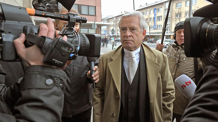 Verteidiger Johann Schwenn - hier bei einem seiner vielen Prozesse mit großem Medieninteresse - glaubt, dass der dringende Tatverdacht gegen den 71-jährigen Angeklagten immer weiter schwindet. Foto: Ronald Wittek / dpa