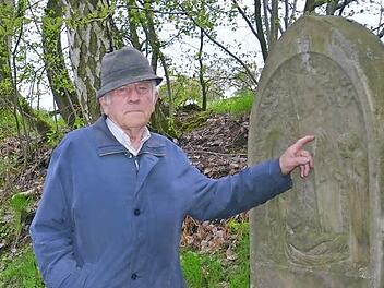 Erich Metz war drei Jahrzehnte als ehrenamtlicher Politiker aktiv. Noch heute setzt er sich für die Belange der Stangenrother ein. Hier steht er an einer maroden Kreuzwegstation an der Langwiesentrift, um deren Instandsetzung ein Streit entbrannt ist. Foto: Kathrin Kupka-Hahn