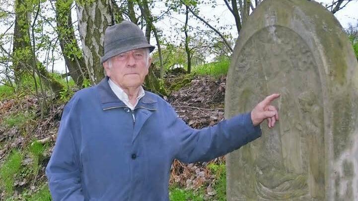 Erich Metz war drei Jahrzehnte als ehrenamtlicher Politiker aktiv. Noch heute setzt er sich für die Belange der Stangenrother ein. Hier steht er an einer maroden Kreuzwegstation an der Langwiesentrift, um deren Instandsetzung ein Streit entbrannt ist. Foto: Kathrin Kupka-Hahn
