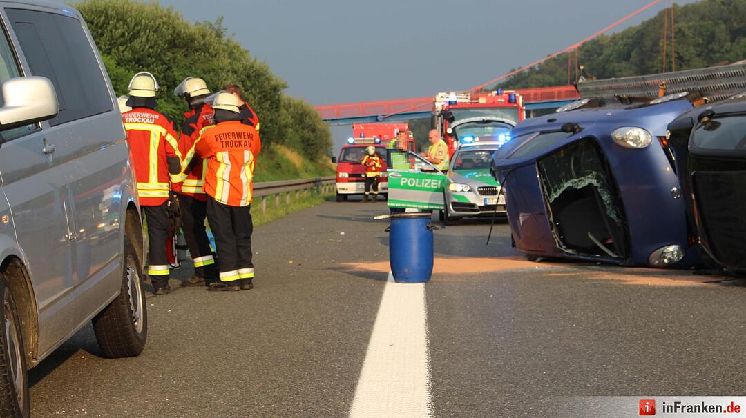 Drei Fahrspuren nach folgenschwerem Auffahrer blockiert - Geladene Autos liegen auf der Autobahn