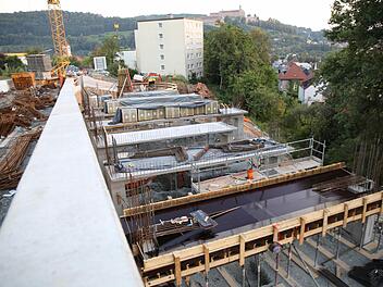 Das Unglück hat sich am Montagabend auf der Baustelle des Klinikum-Parkhauses ereignet. Zwei Arbeiter stürzten etwa fünf Meter in die Tiefe. Fotos: News5/Fricke