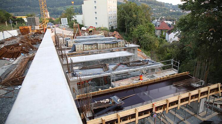 Das Unglück hat sich am Montagabend auf der Baustelle des Klinikum-Parkhauses ereignet. Zwei Arbeiter stürzten etwa fünf Meter in die Tiefe. Fotos: News5/Fricke