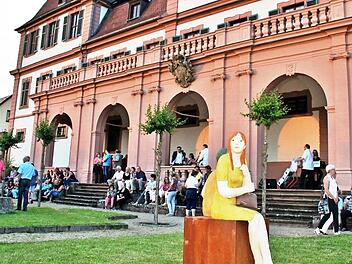 Ausstellung "Menschen" von Hilde Würtheim: Rothaariges Mädchen vor dem Roten Schloss.  Foto: Werner Vogel