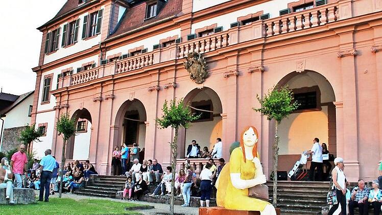 Ausstellung "Menschen" von Hilde Würtheim: Rothaariges Mädchen vor dem Roten Schloss.  Foto: Werner Vogel