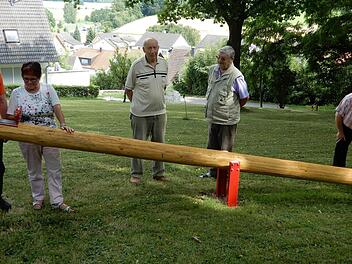 Über die neue Wippe freuen sich (von links) Helmut Zier, Hildegard Zürl, Johann Zapf, Günther Bürdek und Gerhard Schmidt.  Foto: Horst Schneider