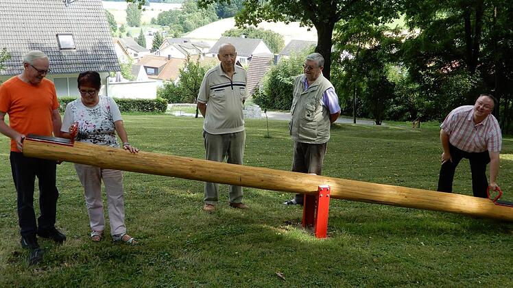 Über die neue Wippe freuen sich (von links) Helmut Zier, Hildegard Zürl, Johann Zapf, Günther Bürdek und Gerhard Schmidt.  Foto: Horst Schneider