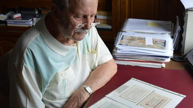 Der 83-J&auml;hrige aus Buckenhofen fand heraus, wie viel Notgeld die Stadt Forchheim drucken lie&szlig;.  Fotos: Ronald Heck