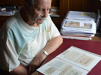 Der 83-Jährige aus Buckenhofen fand heraus, wie viel Notgeld die Stadt Forchheim drucken ließ.  Fotos: Ronald Heck