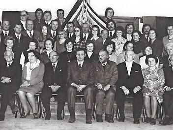 1972 feierte der Gesangsverein "Liederkranz" Stadtsteinach 90-jähriges Bestehen. Im Bild (vierte Reihe, von links) Josef Kraus, Helmut Gärtner, Pfarrer Reinhold Reißer, Ludwig Fick jun., Winfried Bauerschmidt, Gerhard Will, Fredi Spörl und Siegfried Sesselmann, (dritte Reihe, von links) Ludwig Koch, Werner Neumann, Hans Hübner, Margit Schneider, Eberhard Kraus, Krista Hempfling, Franz Hempfling, Karin Meißner, Stefan Ott,Heidemarie Hildner, Günther Heß, Hubert Kraus, Marianne Meseth, Georg R...