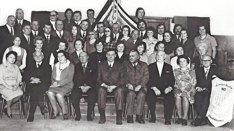 1972 feierte der Gesangsverein "Liederkranz" Stadtsteinach 90-jähriges Bestehen. Im Bild (vierte Reihe, von links) Josef Kraus, Helmut Gärtner, Pfarrer Reinhold Reißer, Ludwig Fick jun., Winfried Bauerschmidt, Gerhard Will, Fredi Spörl und Siegfried Sesselmann, (dritte Reihe, von links) Ludwig Koch, Werner Neumann, Hans Hübner, Margit Schneider, Eberhard Kraus, Krista Hempfling, Franz Hempfling, Karin Meißner, Stefan Ott,Heidemarie Hildner, Günther Heß, Hubert Kraus, Marianne Meseth, Georg R...