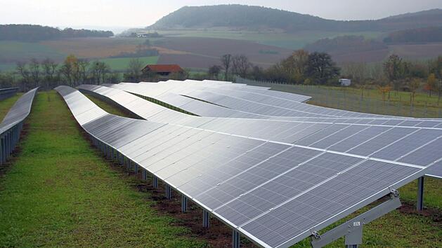 Die Solaranlage zwischen Hammelburg und Untererthal passt sich in die Landschaft ein. In Unterleichtersbach lehnten die Gemeinder&auml;te jetzt zum zweiten Mal einen Antrag f&uuml;r eine solche Anlage in ihrem Bereich mit 10:4 Stimmen ab. Markus Reeh/Archiv