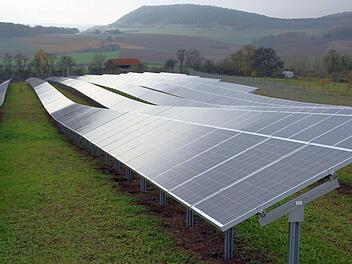 Die Solaranlage zwischen Hammelburg und Untererthal passt sich in die Landschaft ein. In Unterleichtersbach lehnten die Gemeinderäte jetzt zum zweiten Mal einen Antrag für eine solche Anlage in ihrem Bereich mit 10:4 Stimmen ab. Markus Reeh/Archiv