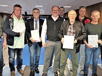 Ehrungen bei der Jahreshauptversammlung des ESV Neuenmarkt; im Bild (von links) Zweiter Vorsitzender Stefan Wehner, Robert Behrendt, Bürgermeister Siegfried Decker, Vorsitzender Rudolf Hanke, Kegel-Sportwart Stefan Hahn, Lothar Wenzel, Tennis-Sportwart Sven Westhöfer, Klaus Schröppel und Tennis-Abteilungsleiterin Andrea Schröppel Foto: Werner Reißaus
