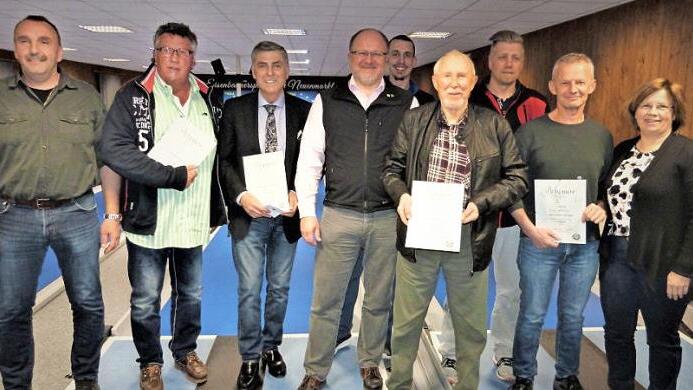 Ehrungen bei der Jahreshauptversammlung des ESV Neuenmarkt; im Bild (von links) Zweiter Vorsitzender Stefan Wehner, Robert Behrendt, Bürgermeister Siegfried Decker, Vorsitzender Rudolf Hanke, Kegel-Sportwart Stefan Hahn, Lothar Wenzel, Tennis-Sportwart Sven Westhöfer, Klaus Schröppel und Tennis-Abteilungsleiterin Andrea Schröppel Foto: Werner Reißaus